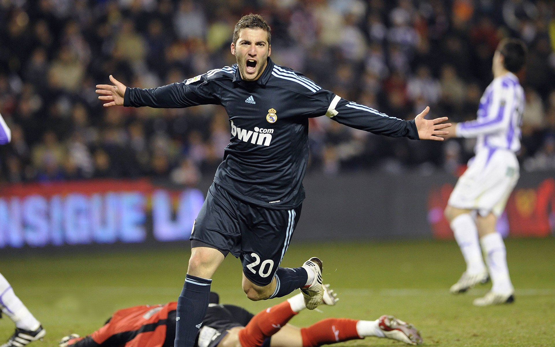 开云体育官网登入-英超三场连环大戏两豪门丢分蓝军狂飙，英超bha